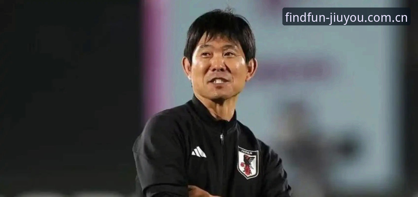 森保一这席话是在一场封闭热身赛结束之后说的。2比1，日本成年国家队输给了自家的U19小孩。放在往常，这种内部教学赛的胜负根本不值得讨论，真正让这场球值得玩味的是森保一对其备战价值的郑重其事。他花了很大篇幅解释为什么不找成年队热身，为什么要拆成四节打，为什么要让青年军模仿荷兰队。听起来像在解释一个异常复杂的决定，但仔细想想，这个决定背后藏着的不过是一个最朴素的逻辑：与其在外部条件上追求逼真，不如在可控范围内追求极致。